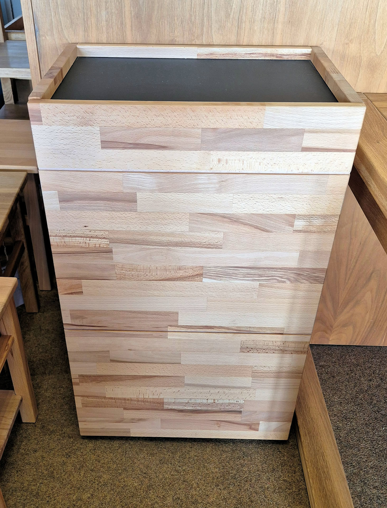 Massivholz-Schuhschrank mit Glasplatte