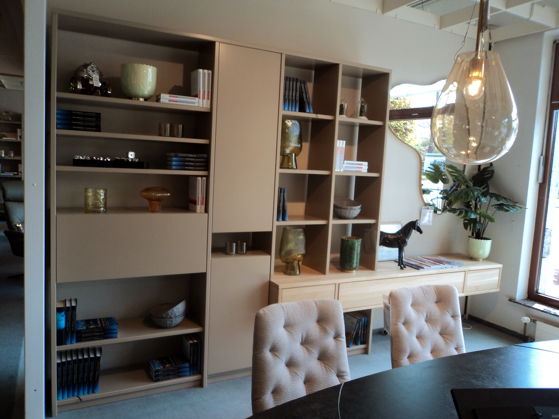 Massivholz-Regalwand mit Schubkästen