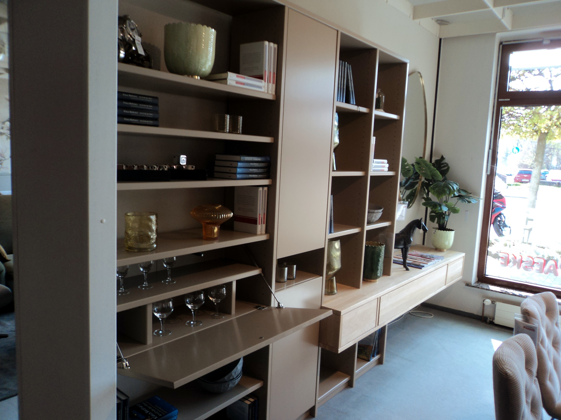 Massivholz-Regalwand mit Schubkästen