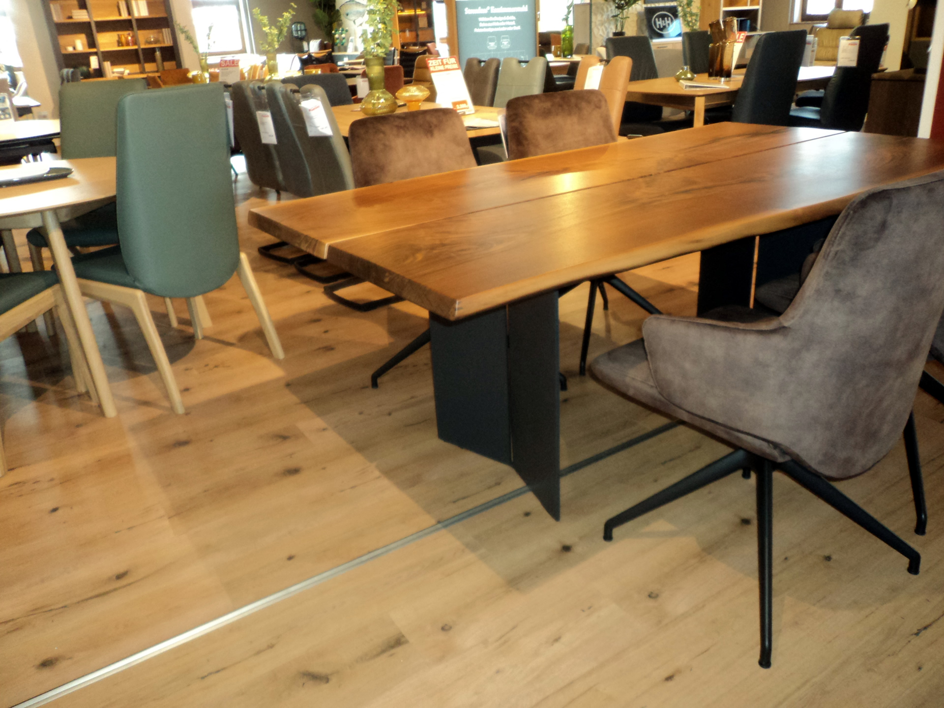 Vollmassiver Nußbaum Esstisch der Fa. Wimmer