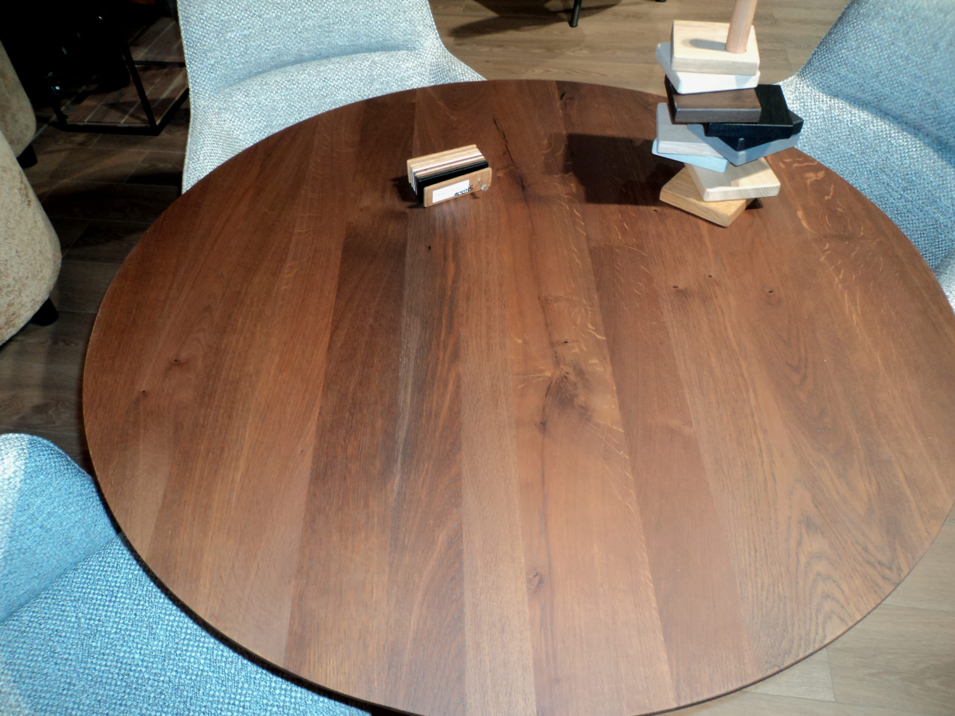 Runder Massivholz-Esstisch in Eiche smoke