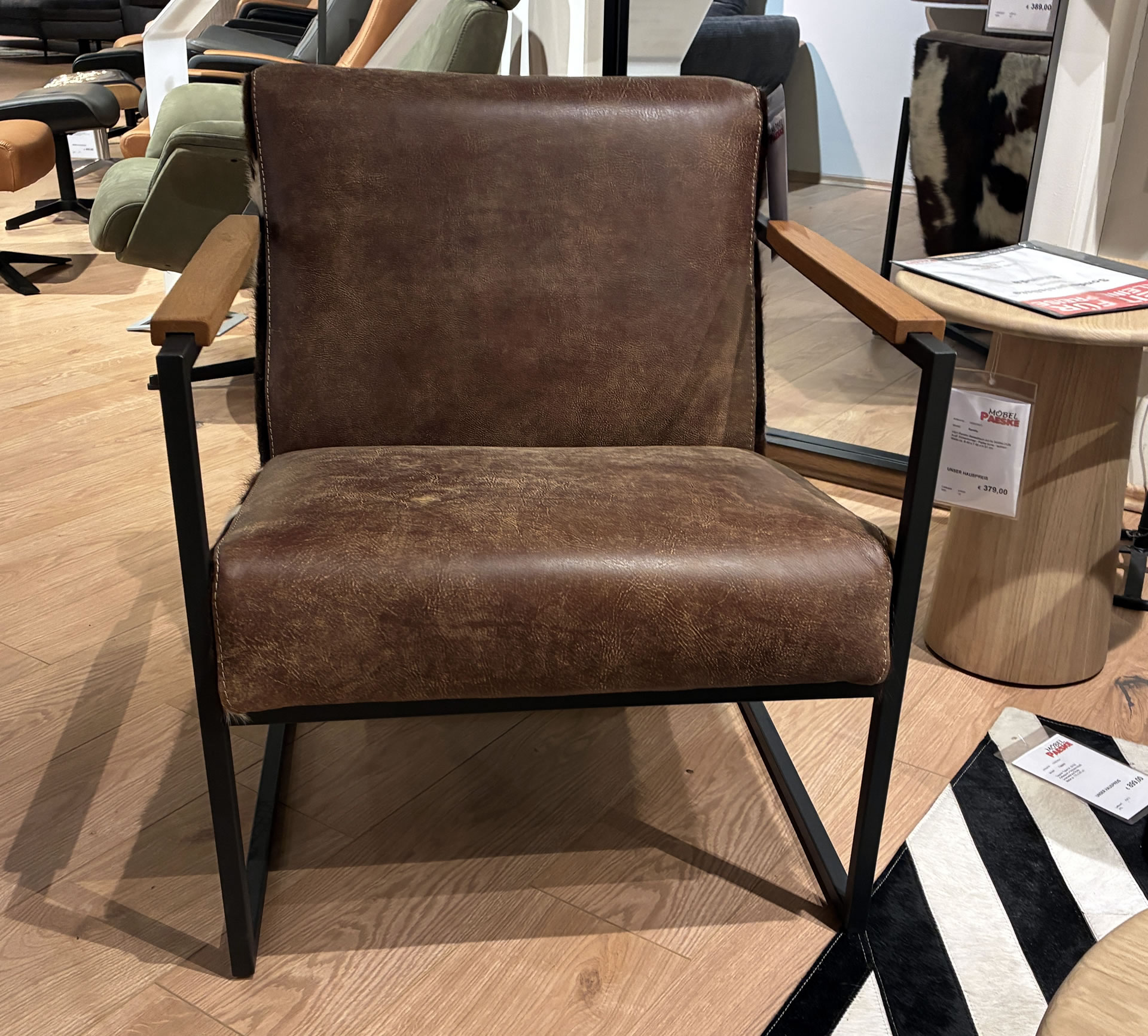 Einzelsessel BRENDA mit auffälligem Kuhfell-Rücken