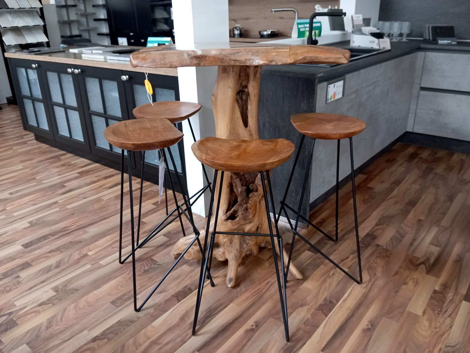 Stehtisch mit Barhockern